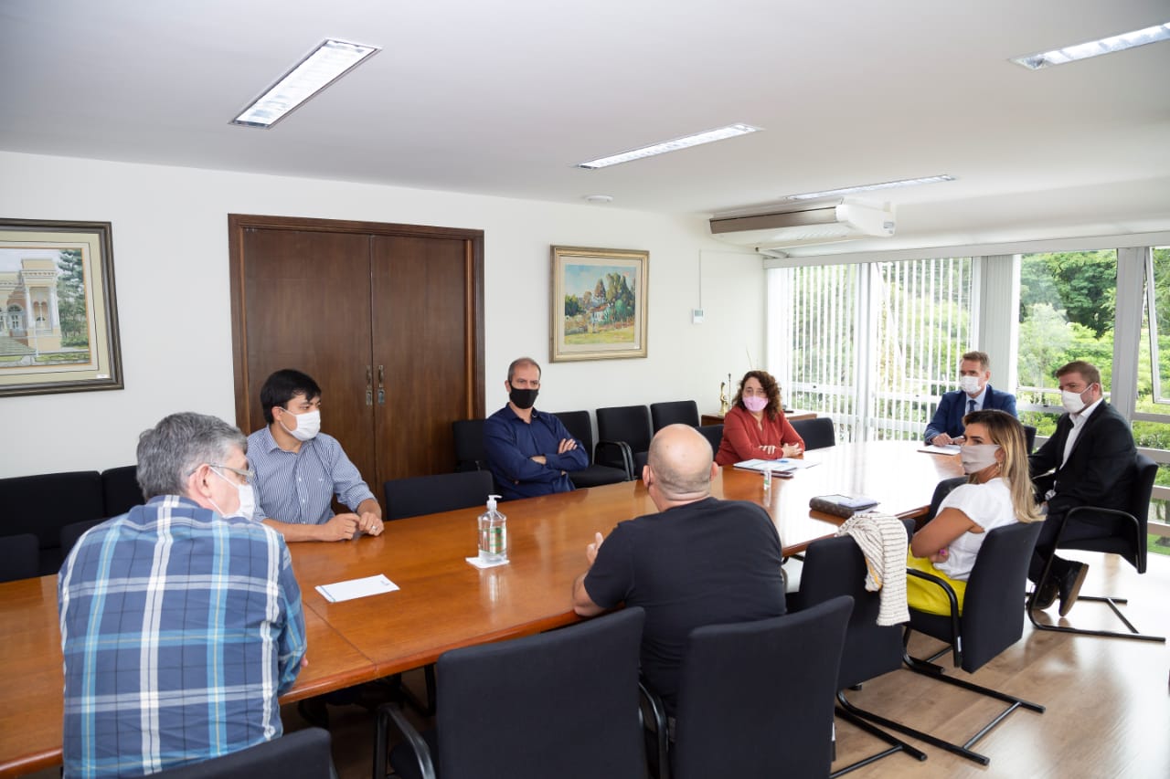 Comissão apresenta associação de servidores à Mesa Diretora da CMC