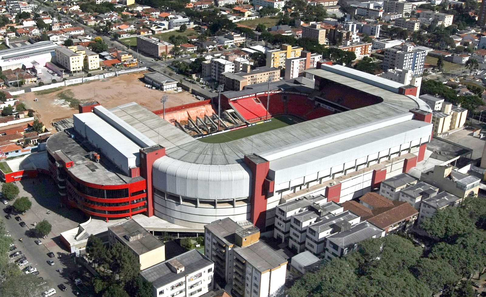 Comissão da Copa discute potencial construtivo da Baixada 