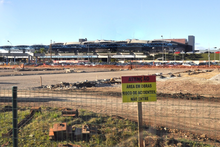 Comissão da Copa vistoria obras no aeroporto 