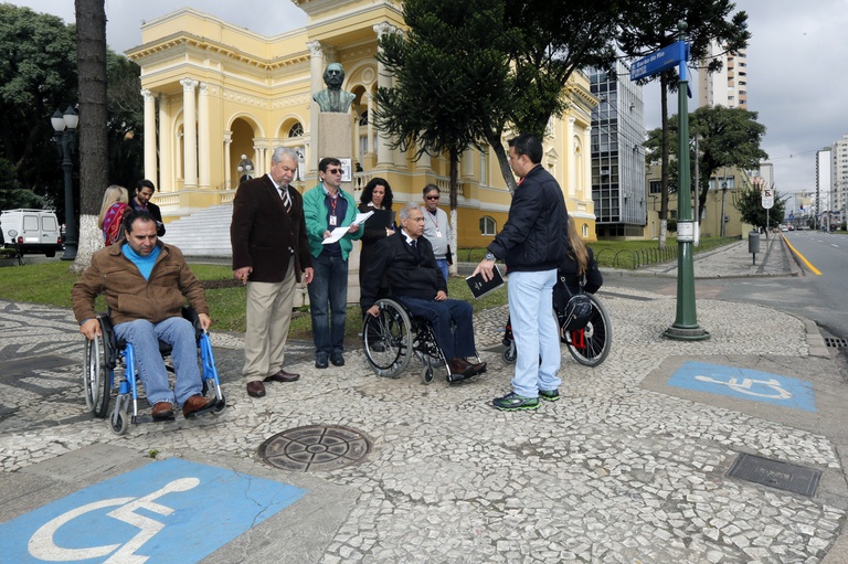 Comissão de Acessibilidade vistoria prédios e entorno da Câmara