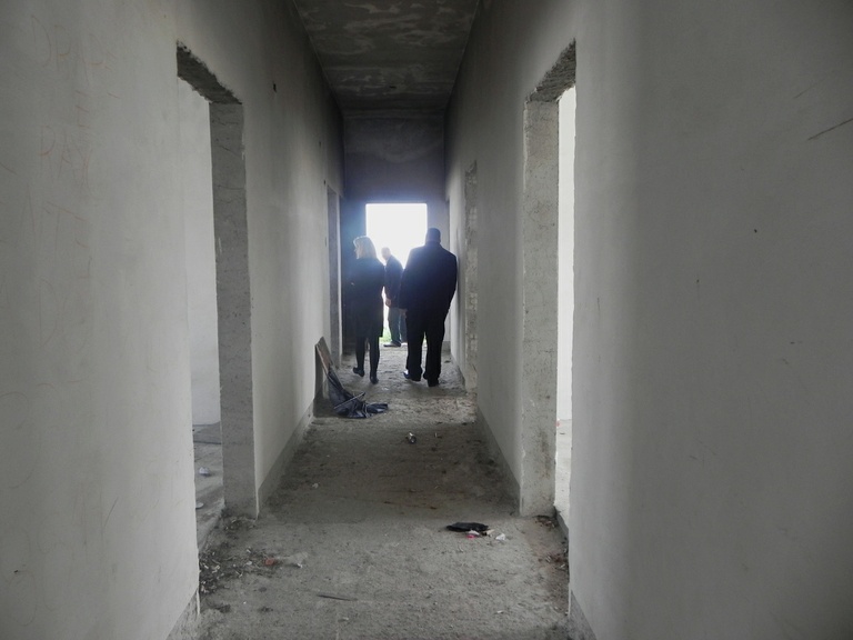 Comissão de Saúde faz vistoria em obra parada na Cidade Industrial