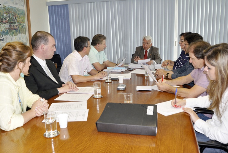 Comissão discute lei que regulamenta profissão de taxista 