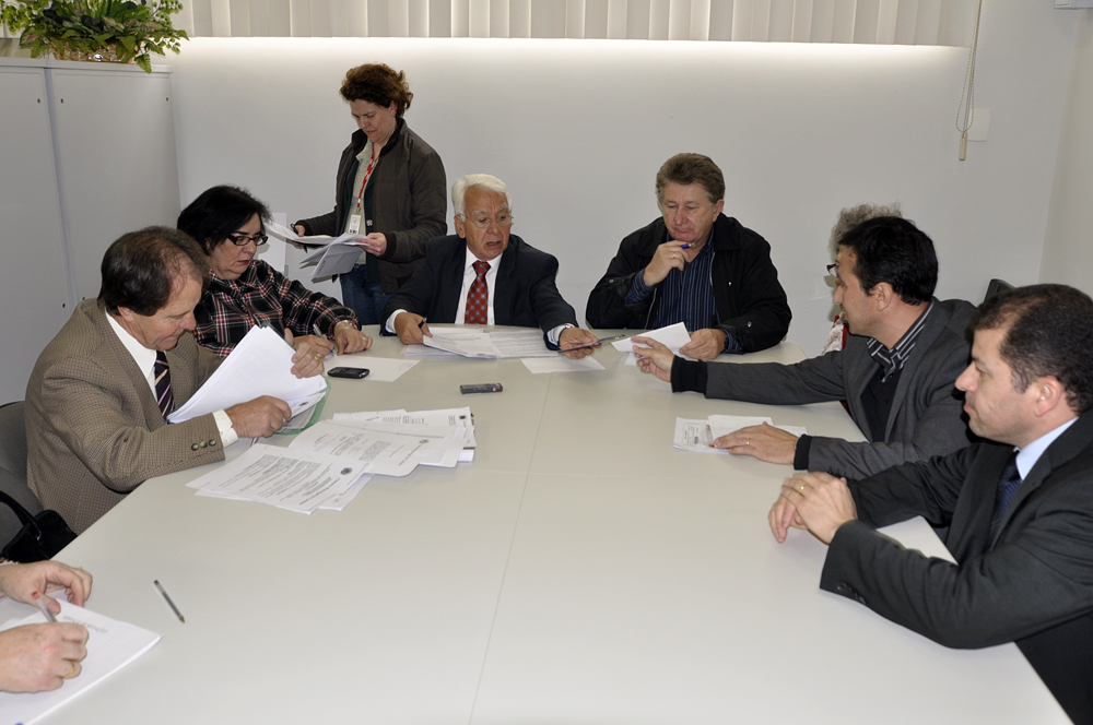 Comissão dos Táxis recebe documentos da Urbs 