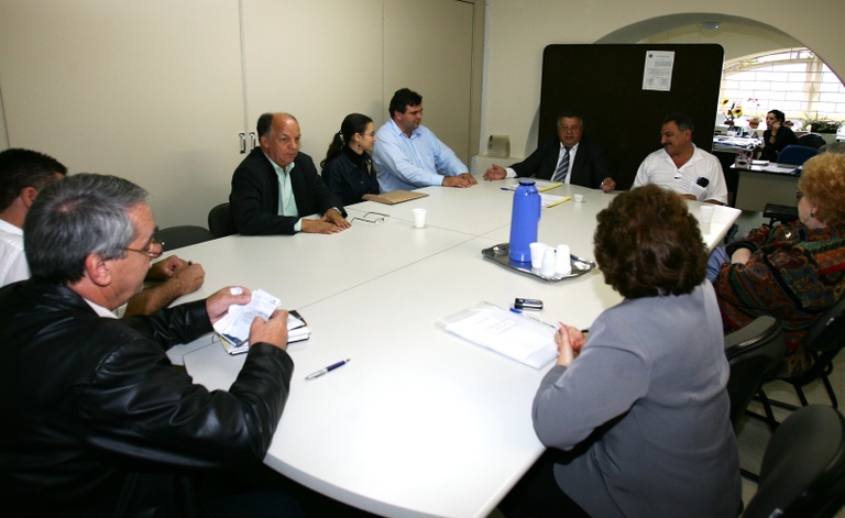 Comissão e médicos do IML analisam mensagem do prefeito 