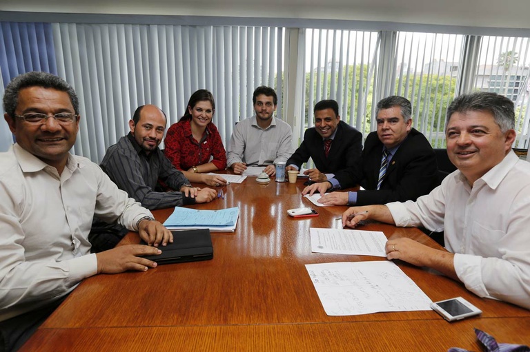 Comissão Especial da LOM recebe presidente da Cohab-CT 
