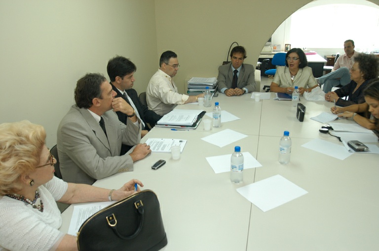 Comissão que estuda antenas de celular volta a se reunir 