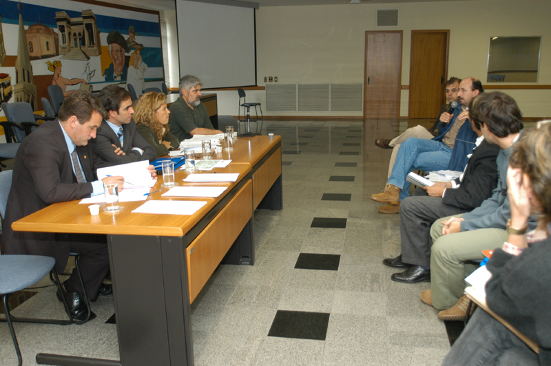 Comissão vai marcar reunião com secretário 