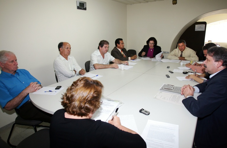 Comissões debatem serviço funerário 
