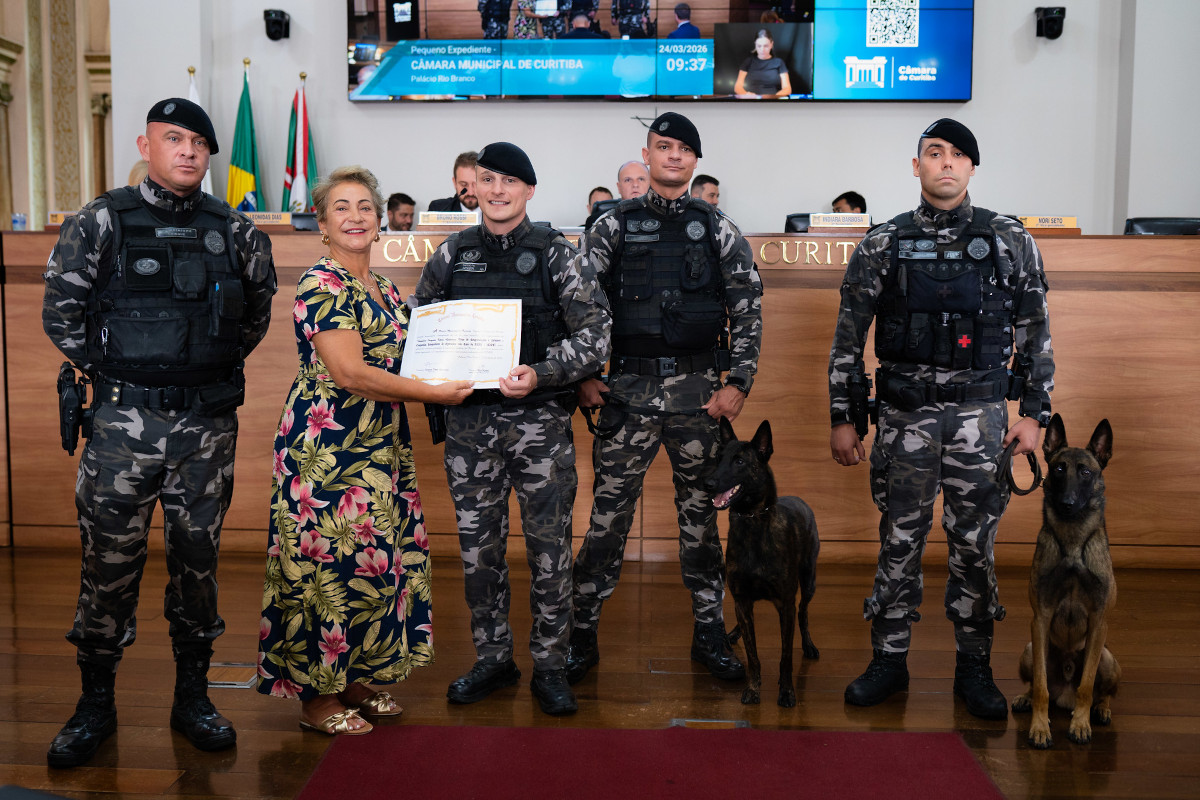 Câmara de Curitiba homenageia Companhia com Cães da PMPR