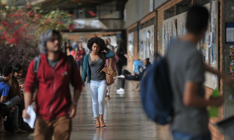 Concursos públicos em Curitiba poderão ter cota de 20% para negros e indígenas