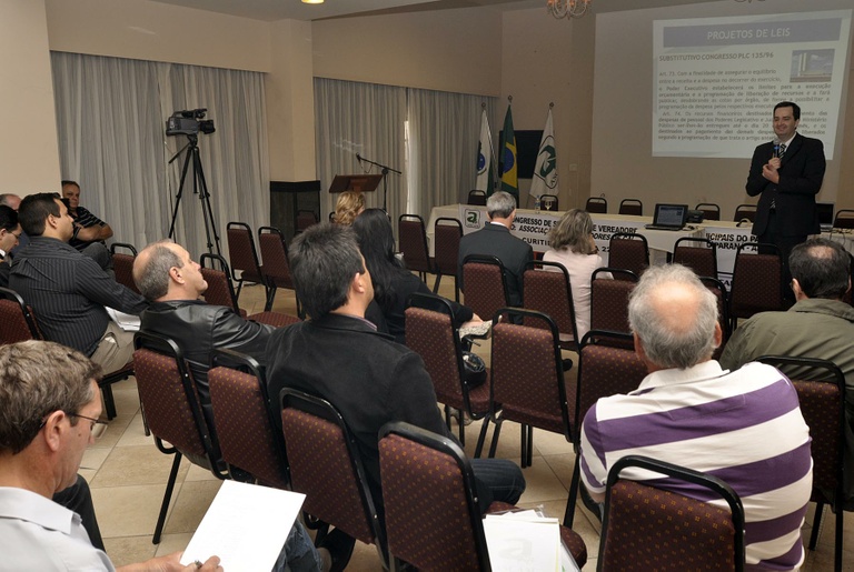 Congresso discute os fundamentos da democracia 