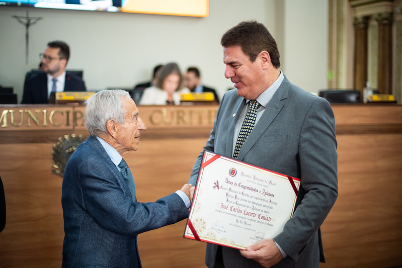 Consultor jurídico do Grupo RIC, Carlos Caniato recebe homenagem da Câmara