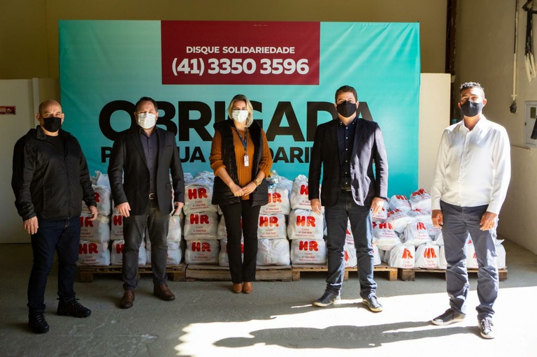 Contra a fome, campanha Abrace Curitiba entrega 100 cestas básicas à FAS