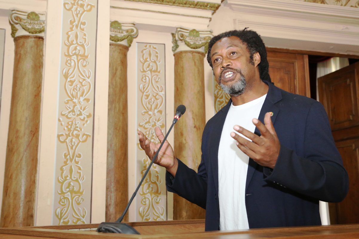 Coordenador de igualdade racial alerta a "genocídio da juventude negra"