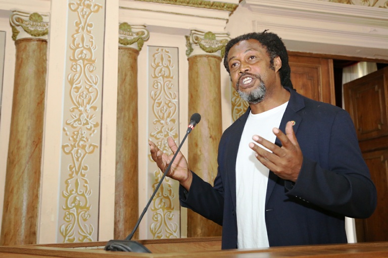 Coordenador de igualdade racial alerta a "genocídio da juventude negra"