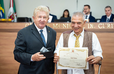 Angelo Vanhoni recebe troféu e diploma