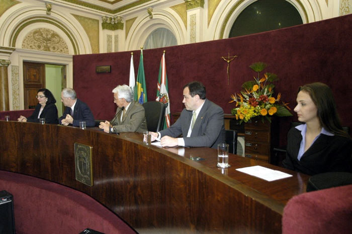 Coral Paraná comemora 26 anos com homenagem 