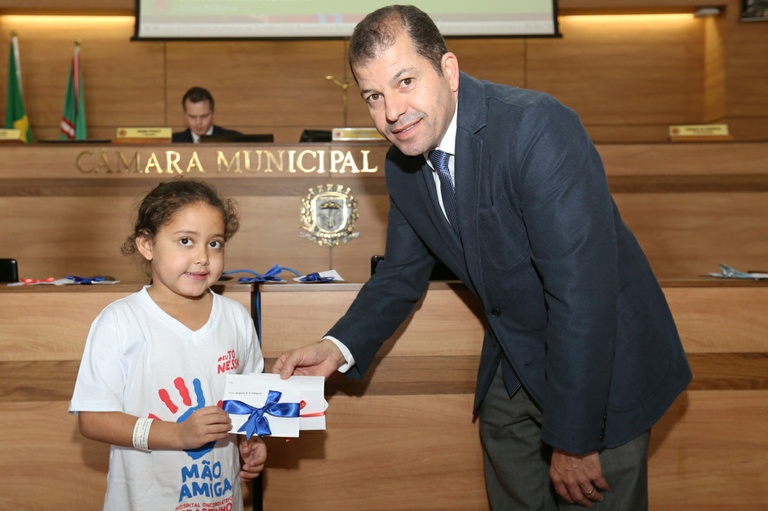 Crianças agradecem visita de vereadores ao Erasto Gaertner