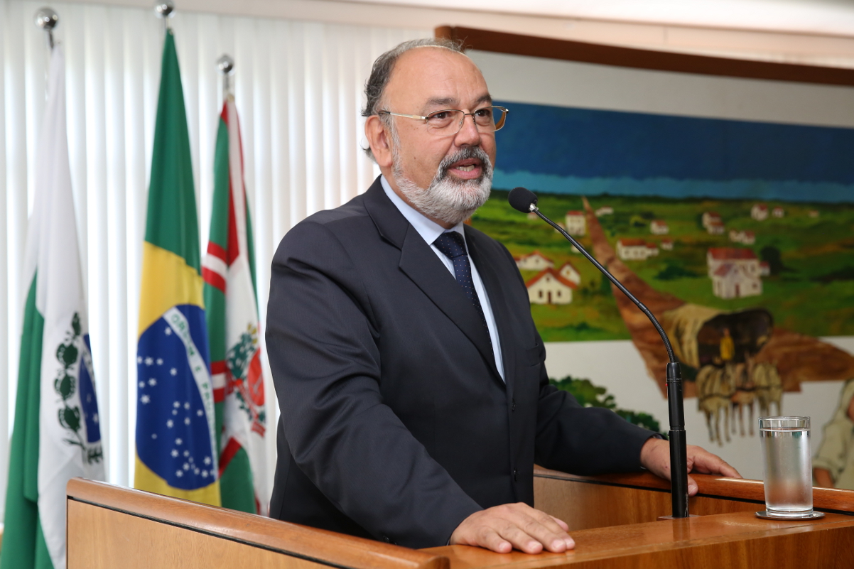 Crises não são criadas dentro do parlamento, atesta historiador