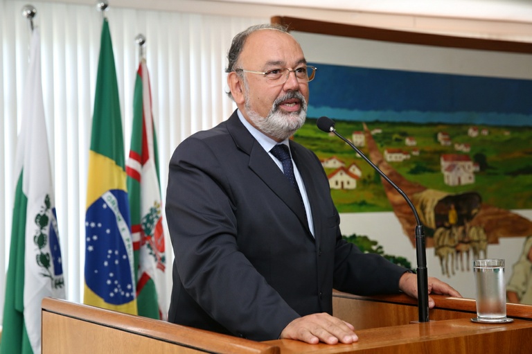 Crises não são criadas dentro do parlamento, atesta historiador