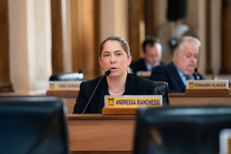 Curitiba: emenda ajusta regra sobre transporte de pets em elevadores