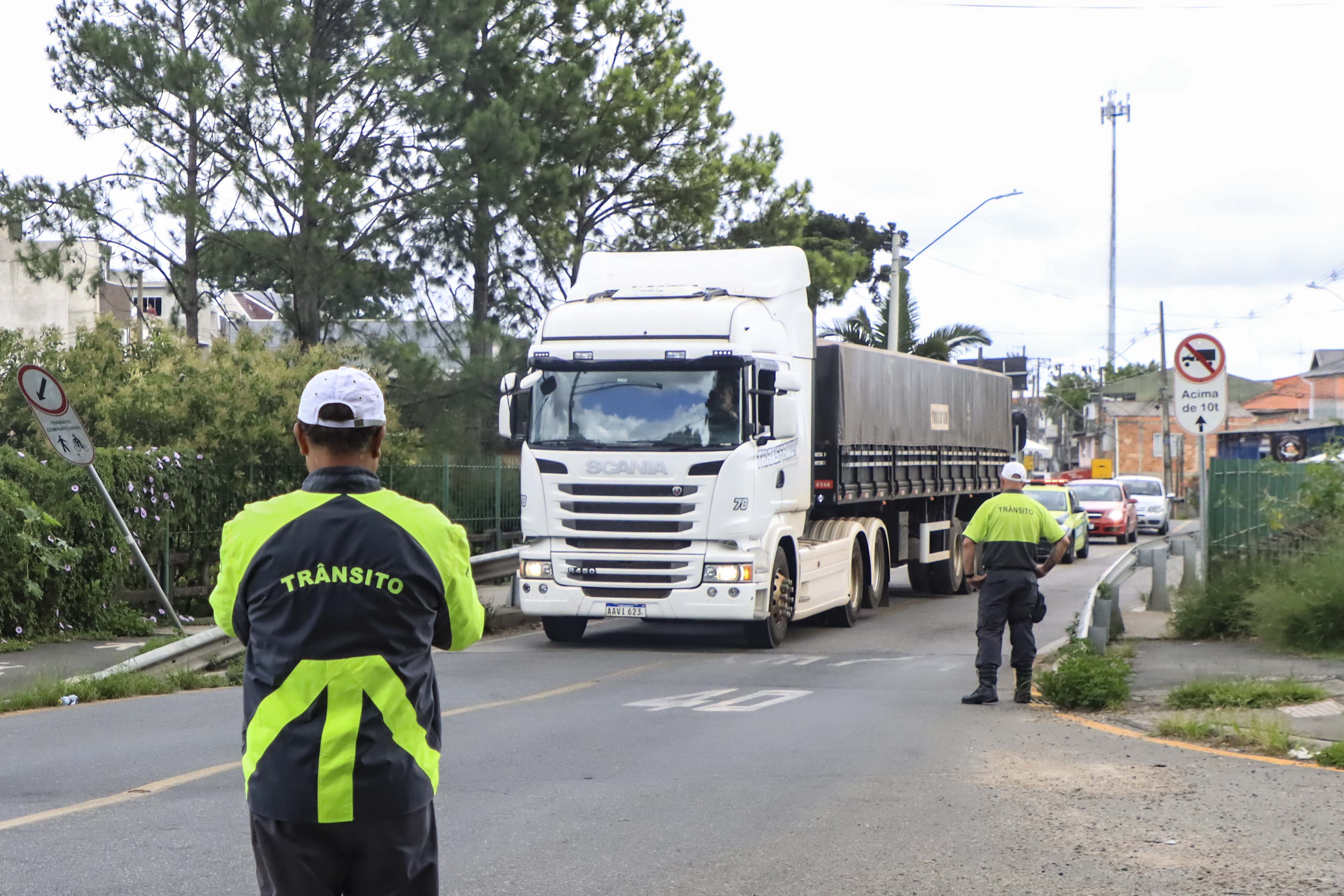 Curitiba pode restringir estacionamento de caminhões em bairros residenciais