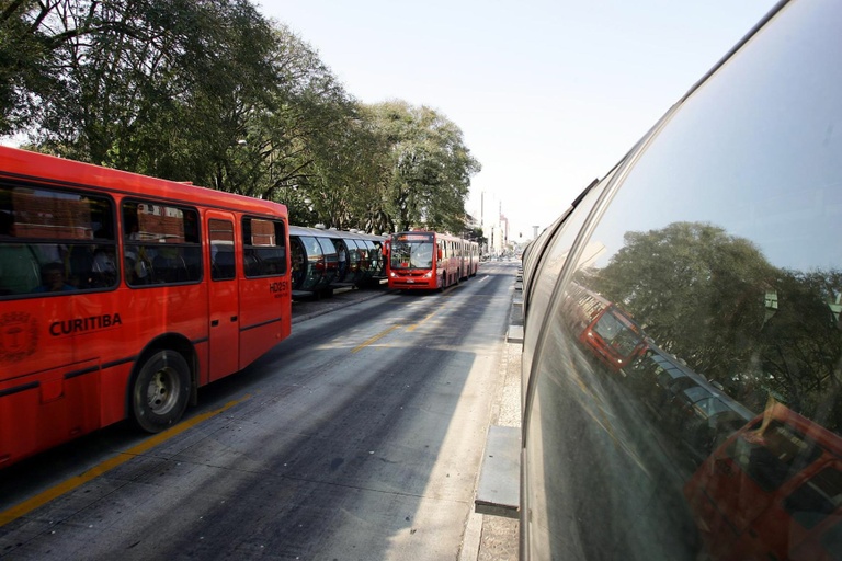 Curitiba pode ter embarque de bicicletas e patinetes fora do horário de pico