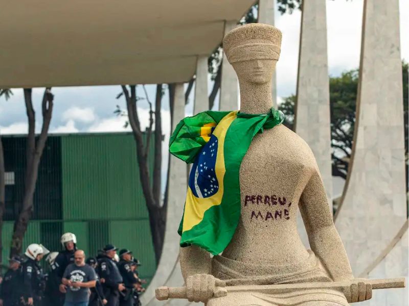 Vereadora quer data para o combate à perseguição judicial