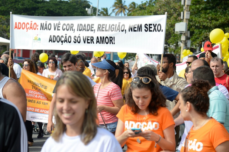 Curitiba pode ter guia de orientação sobre adoção tardia