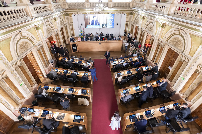 Curitiba tem mais de 100 obras simultâneas, diz Eduardo Pimentel