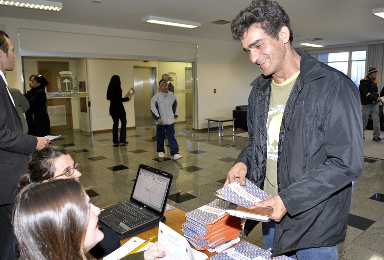 Curitibanos conhecem programa habitacional 