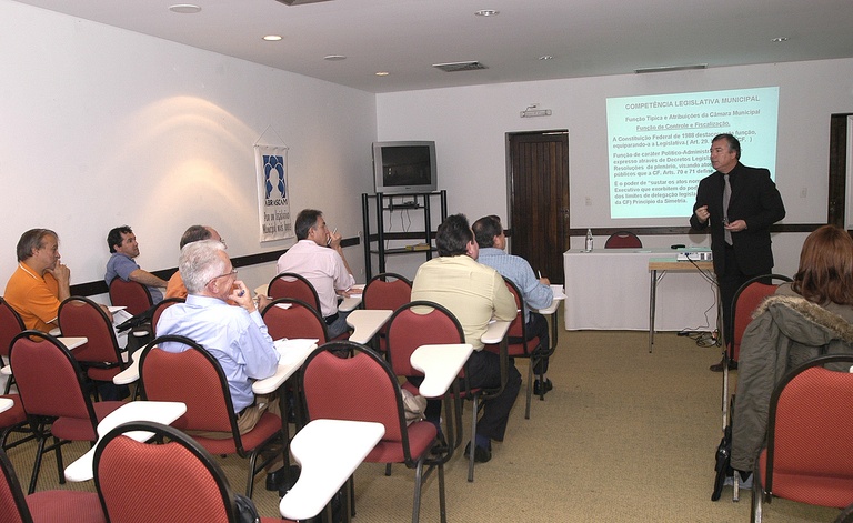 Curso debate o papel do Legislativo  