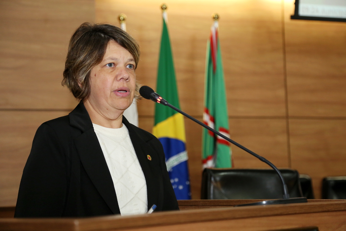 Da tribuna, Katia Dittrich rebate denúncias de ex-servidores