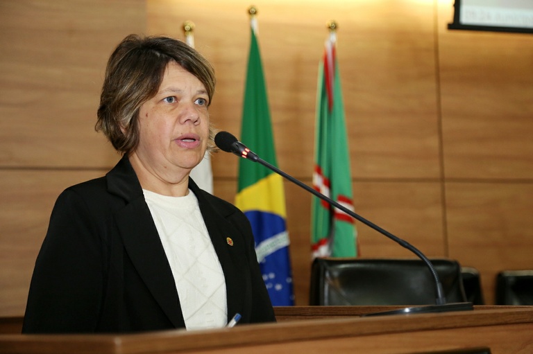 Da tribuna, Katia Dittrich rebate denúncias de ex-servidores