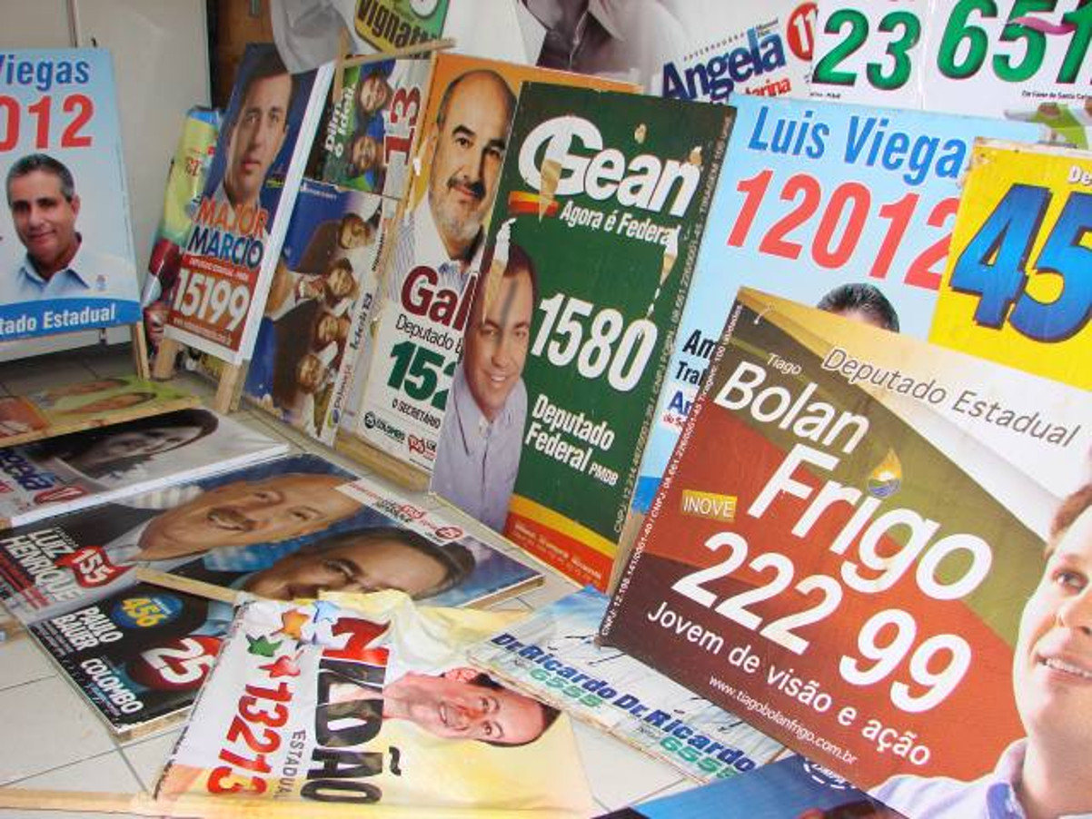 De olho nas eleições, projeto multa "santinhos" jogados na rua