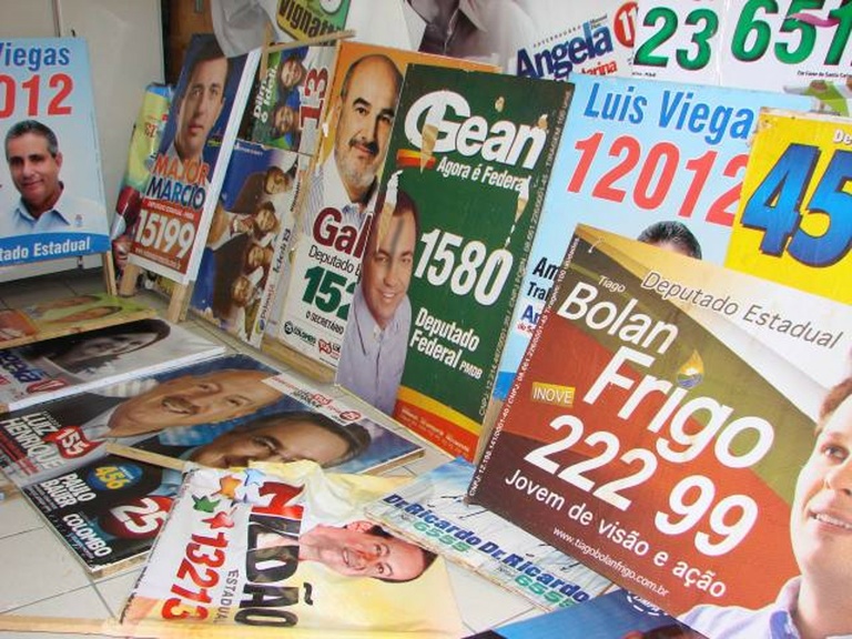 De olho nas eleições, projeto multa "santinhos" jogados na rua