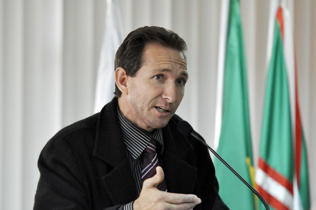 Debatida proibição de celular em escolas  