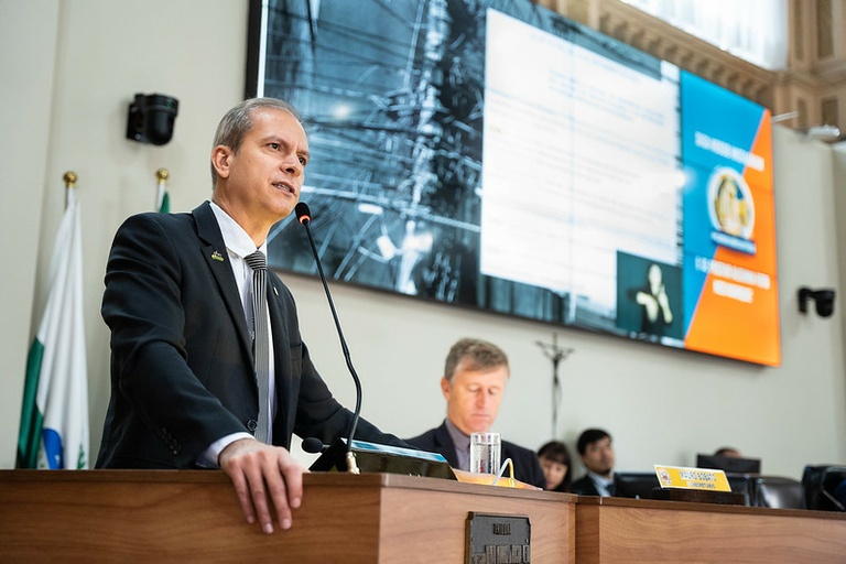 Decisão sobre multar abandono de cabos em postes de Curitiba será em setembro