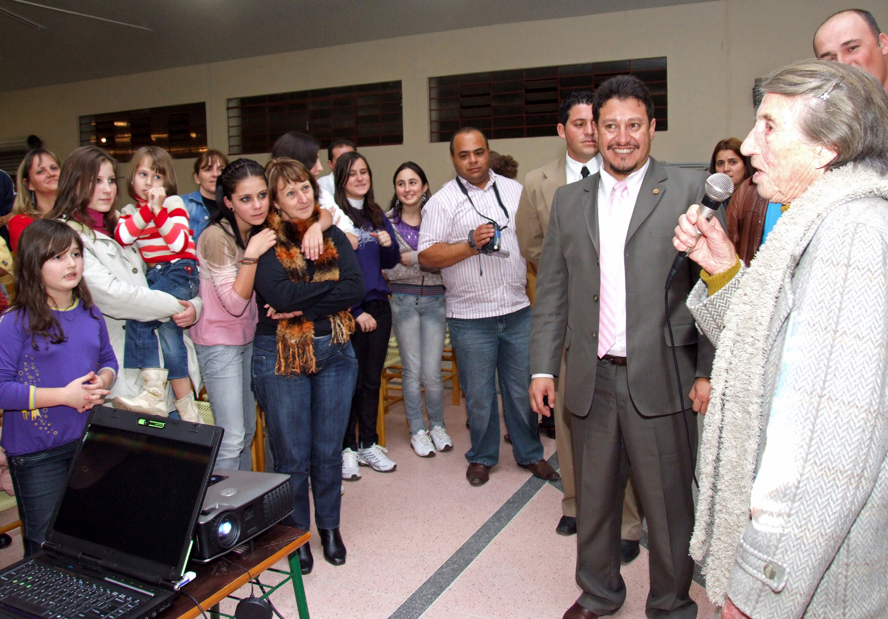 Denilson homenageia moradora mais antiga 