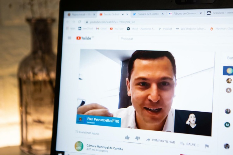 Denominação gera debate sobre "banco de ruas" e homenagens