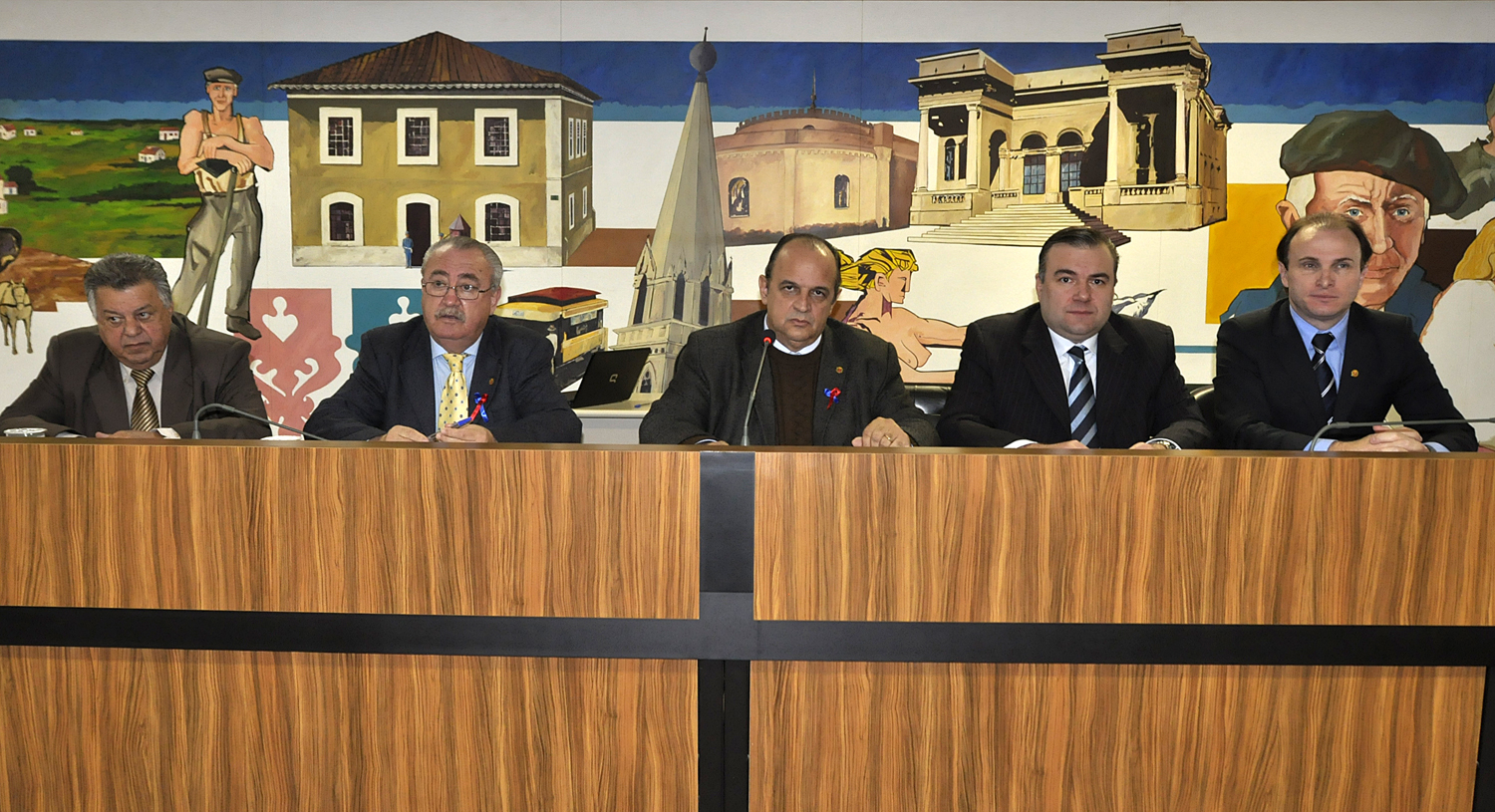 Deputado recebido em sessão plenária  