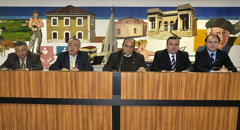 Deputado recebido em sessão plenária  