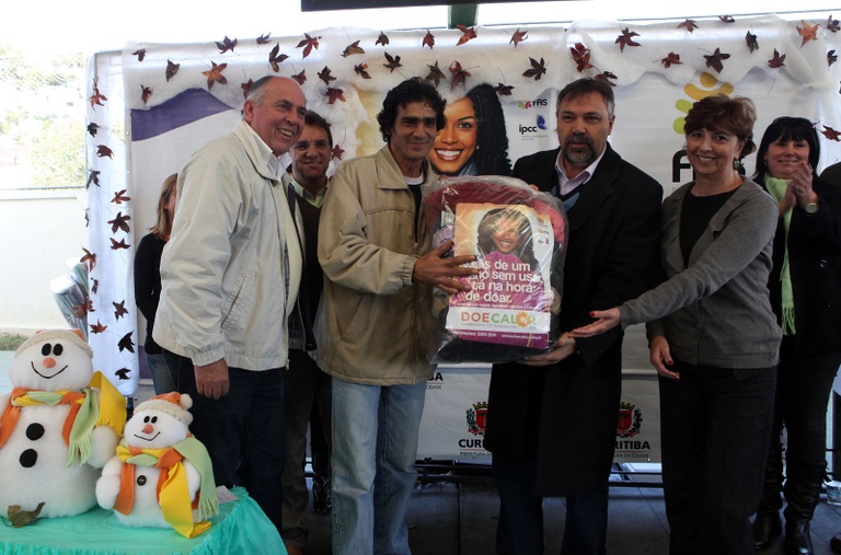 Derosso entrega cobertores no Tatuquara 