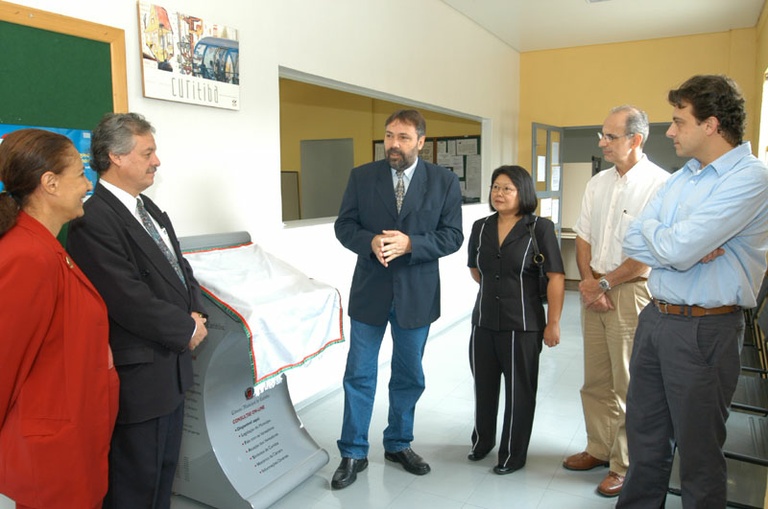 Derosso inaugura quiosque na Matriz 