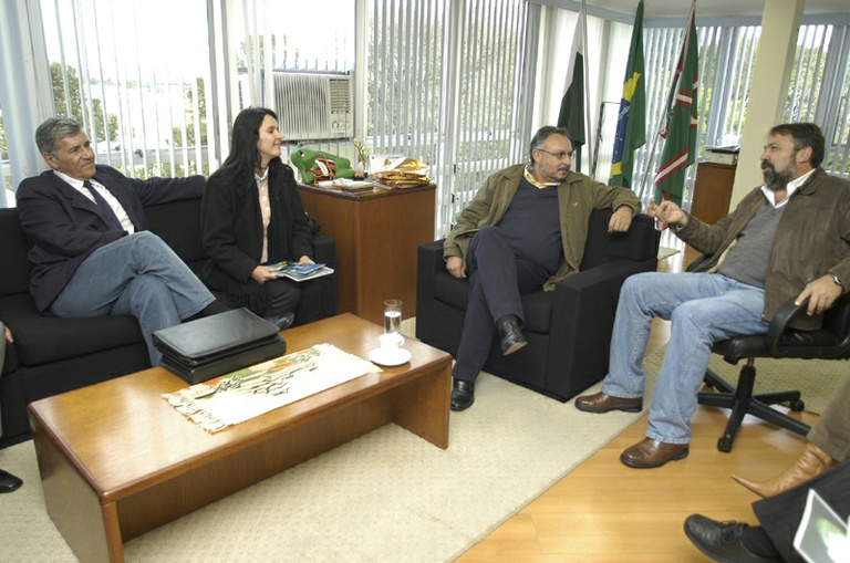 Derosso recebe diretores da Câmara dos Deputados 