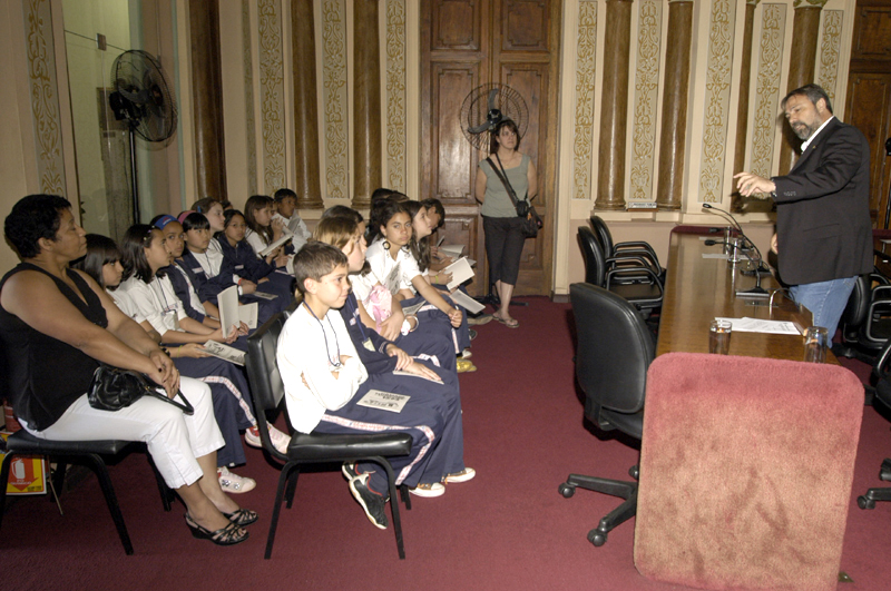Derosso recebe estudantes na Câmara 
