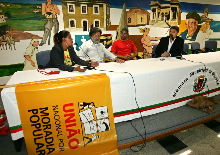 Derosso recebe integrantes de movimento por moradia 