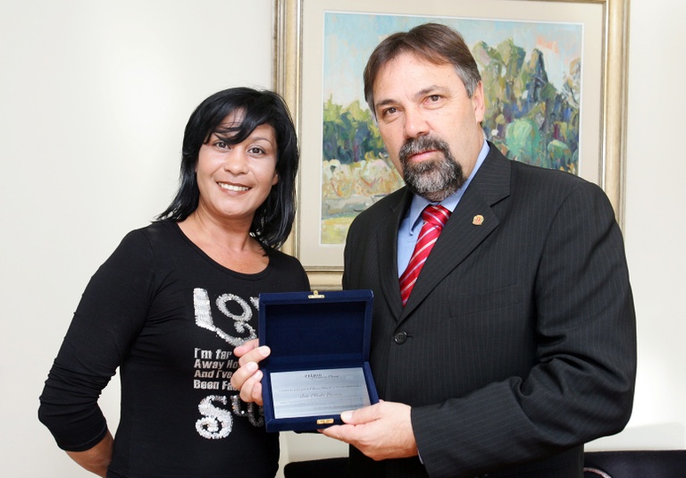 Derosso recebe prêmio 