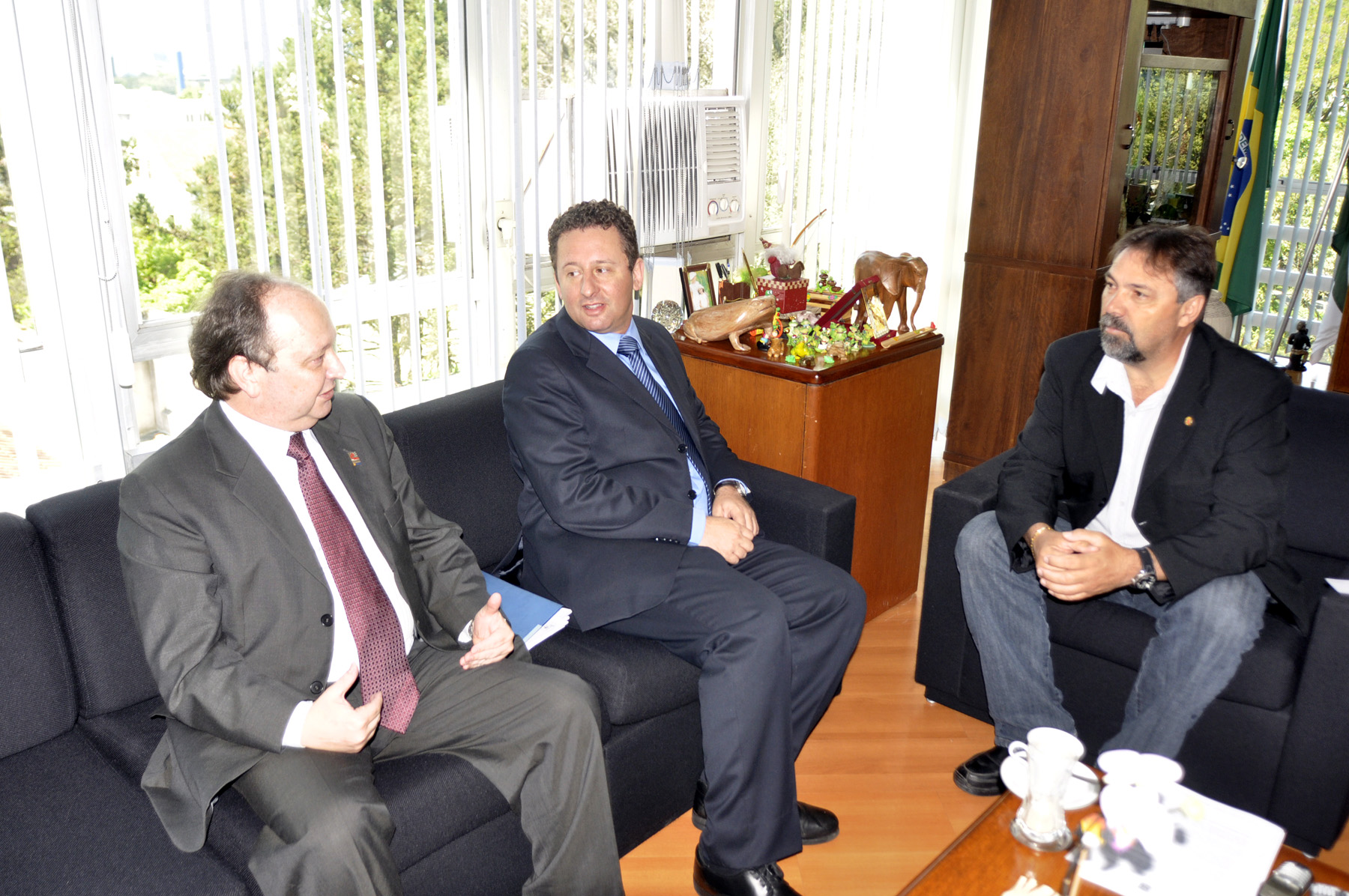 Derosso recebe representantes da comunidade israelita 