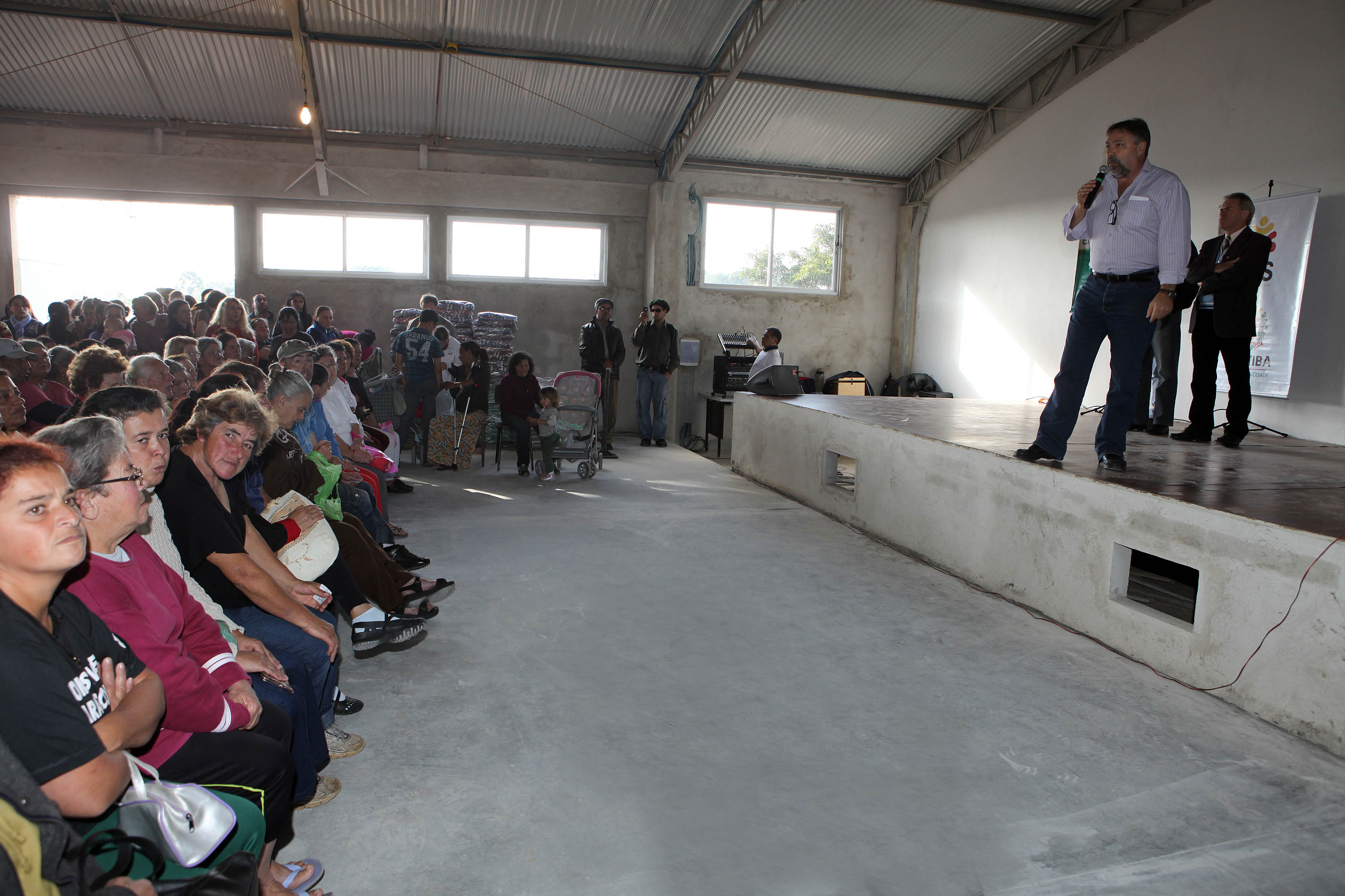 Derosso vistoria obras e entrega mais cobertores 